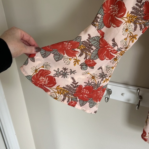 Lulu’s Floral Bell Sleeve Floral Romper - Picture 4 of 5